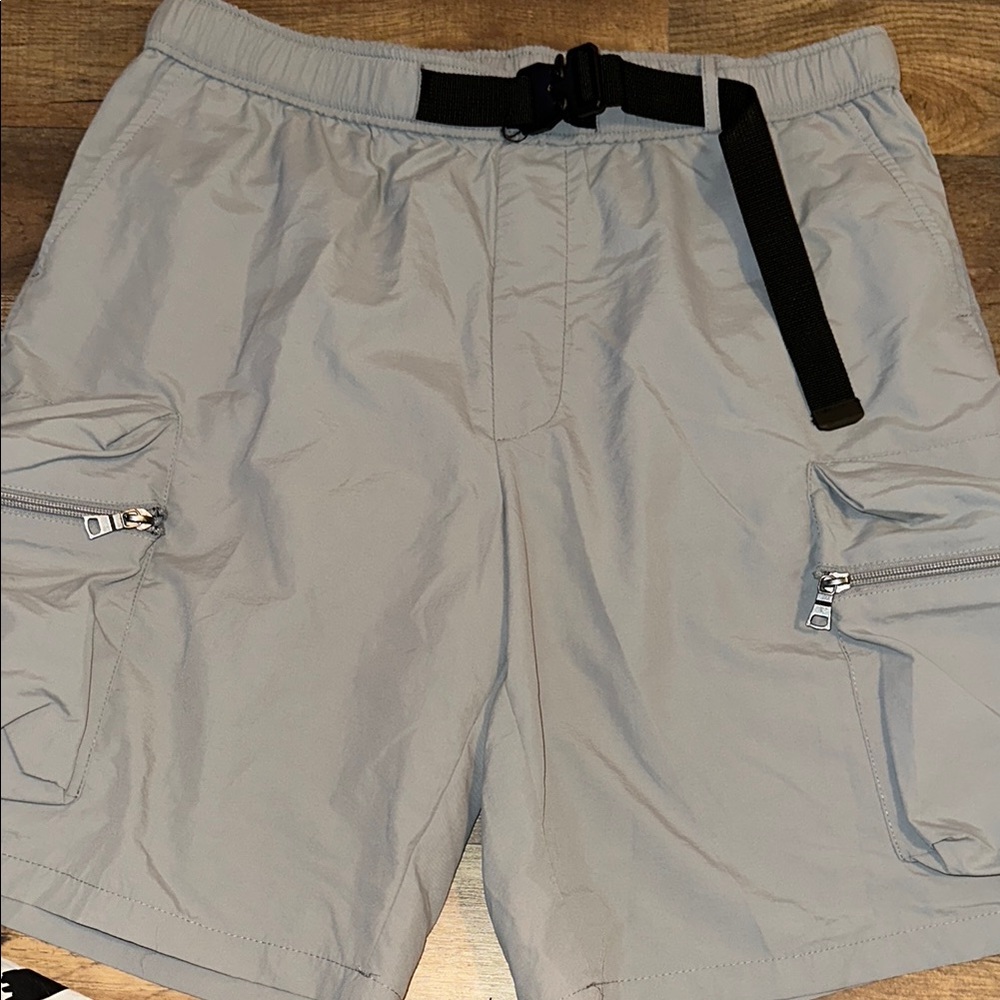 Gray Cargo Shorts with Elastic Waistband and Textured Fabric